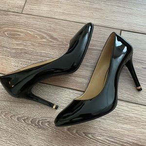 NEVER WORN Michael Kors black pumps